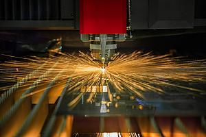 Corte láser en una mesa con tablillas de soporte limpias.