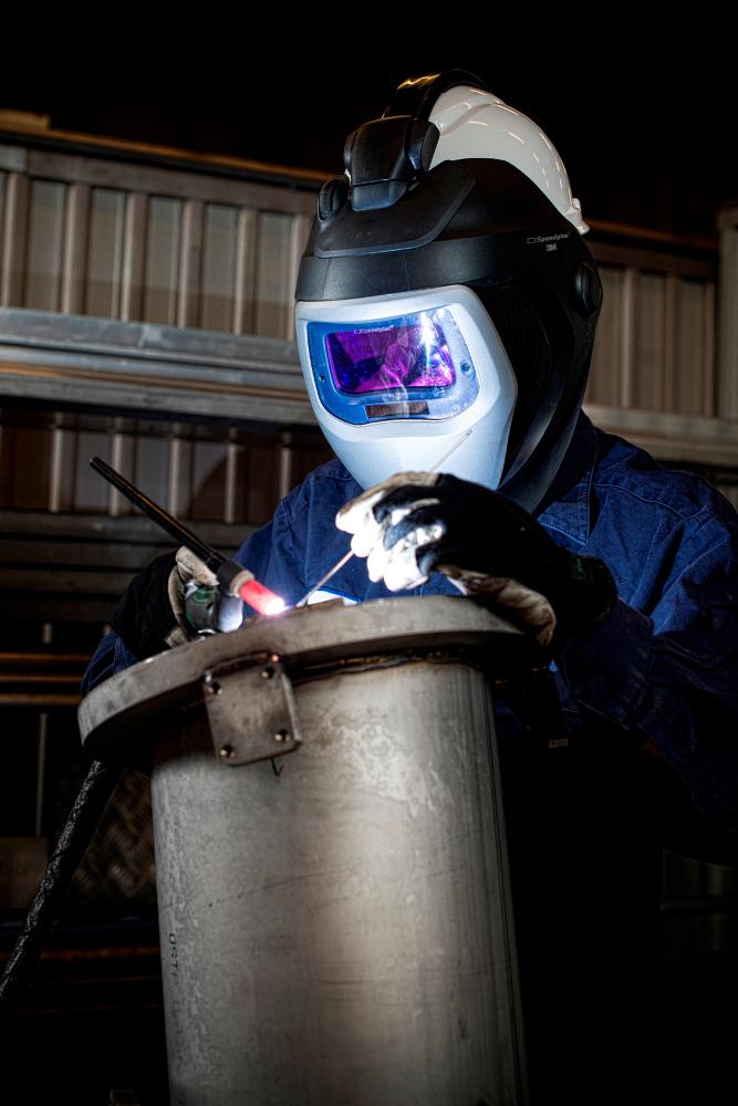 Attachment converts hard hat into autodarkening welding helmet