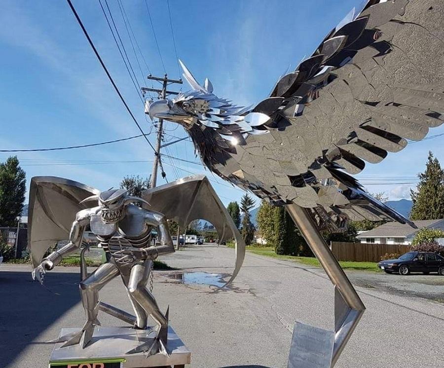metalen sculpturen van een waterspuwer en adelaar