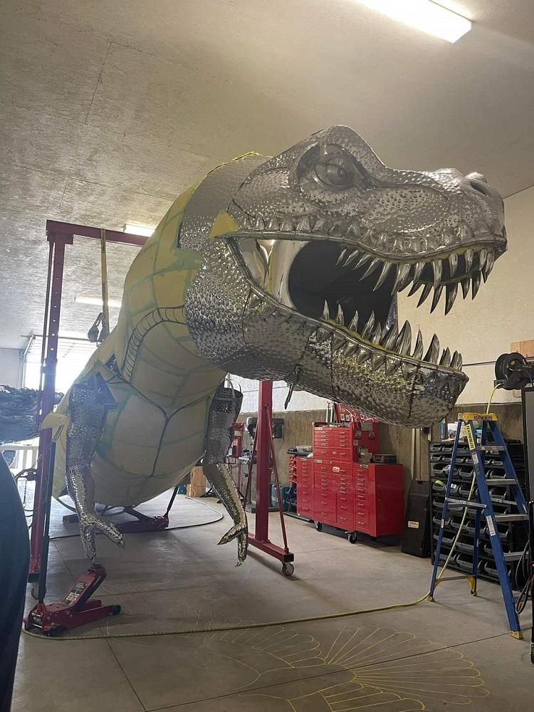 恐竜の金属彫刻