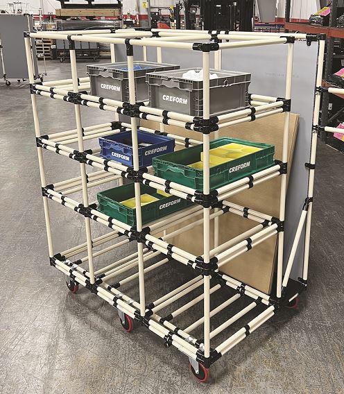 El carrito de equipamiento proporciona almacenamiento horizontal y vertical.