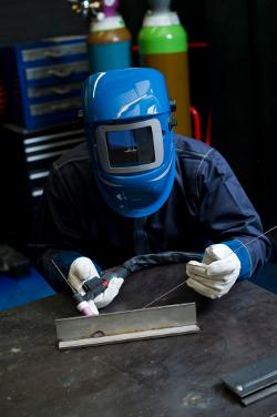 Electronic welding helmet switches from clear to dark in 0.0005 seconds - TheFabricator.com