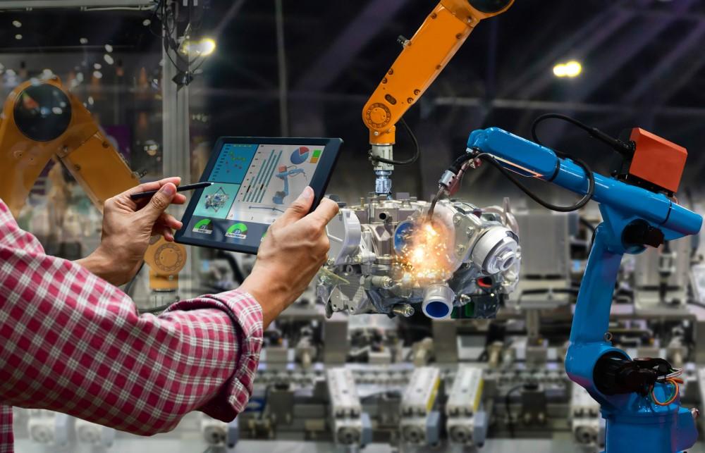 Digital manufacturing with IIoT and welding robots