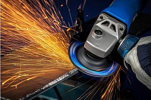 part presentation & lean manufacturing La amoladora CC-GRIND ROBUST esmerila una pieza de trabajo.