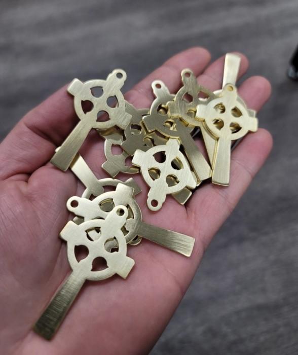 Metal keychain crosses 