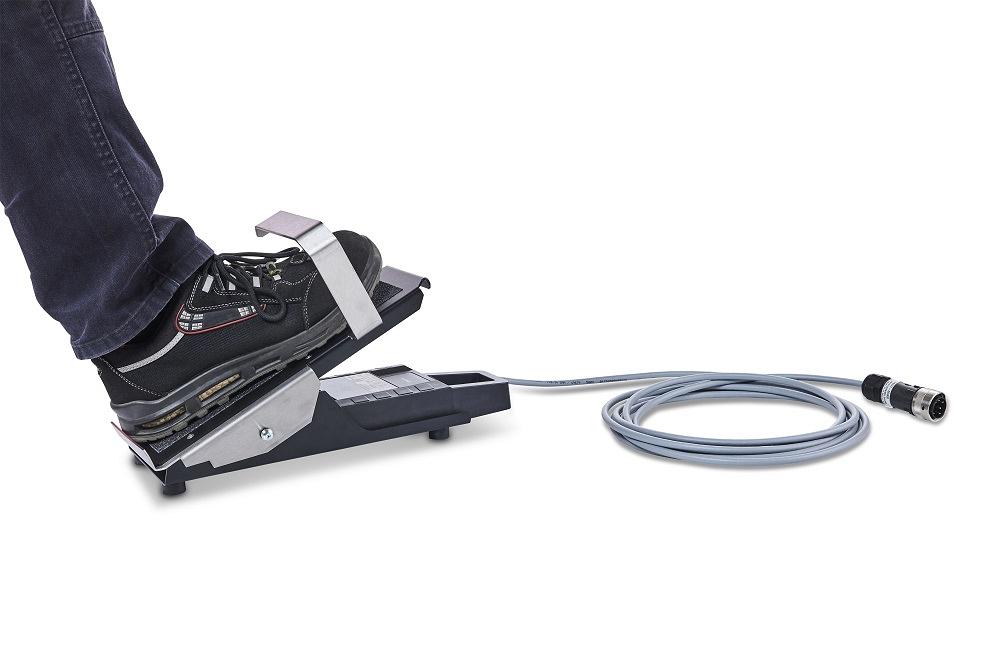 Remote Current Control Foot-operated remote control allows hands-free welding current regulation