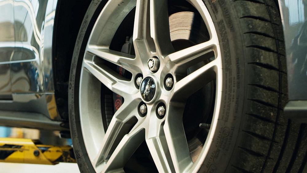 Ford Mustang car rim with 3D-printed wheel nuts