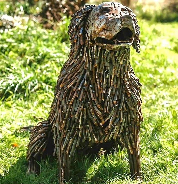 sculpture de chien en métal