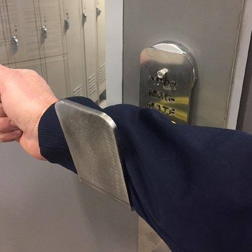 Arm-Pull, a hands-free door opener