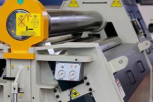 part presentation & lean manufacturing Máquina roladora de placa hidráulica de cuatro rodillos en el taller.