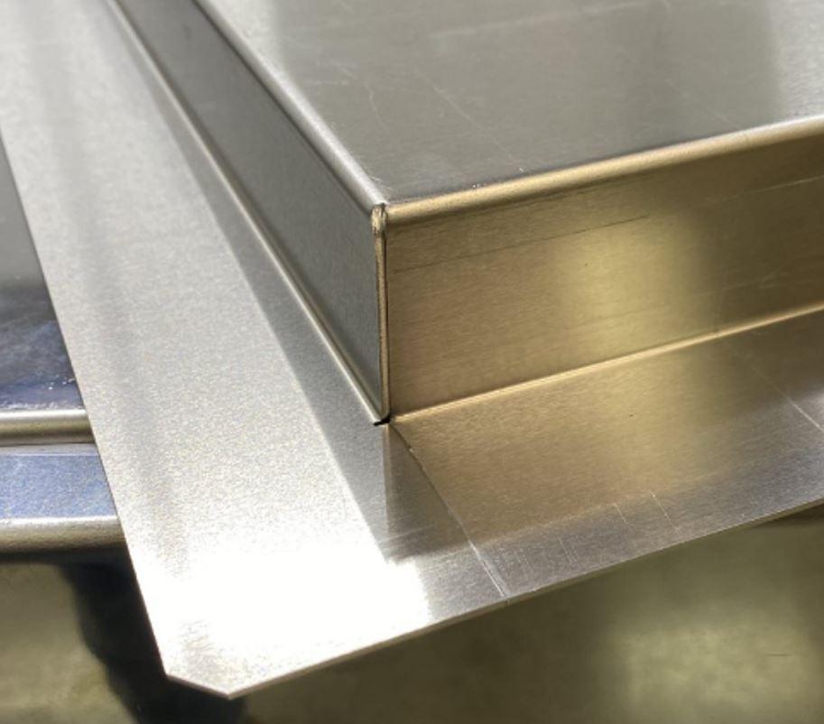 La esquina de esta pieza de aluminio es impermeable.