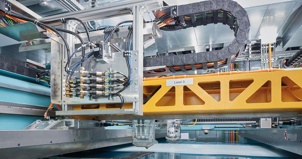 Đầu cắt Schuler của hệ thống tẩy trắng laser tại nhà máy Daimler