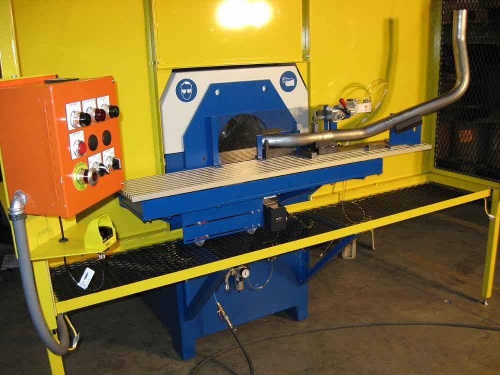 Machine automatically deburrs miter-cut and bent tubes