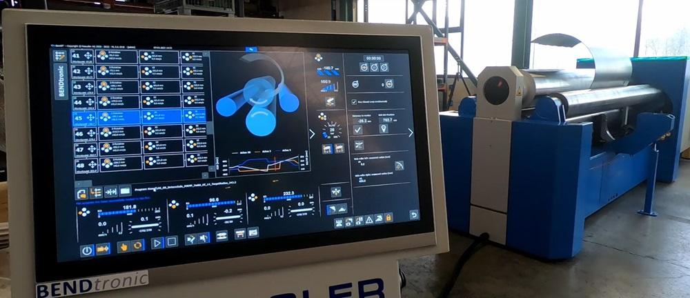 A control interface shows a simulation of a plate being rolled.