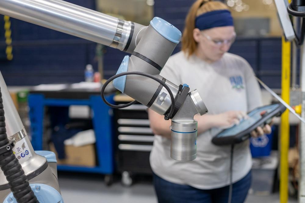 Metal fabricator finds flexibility in its bending department with cobots