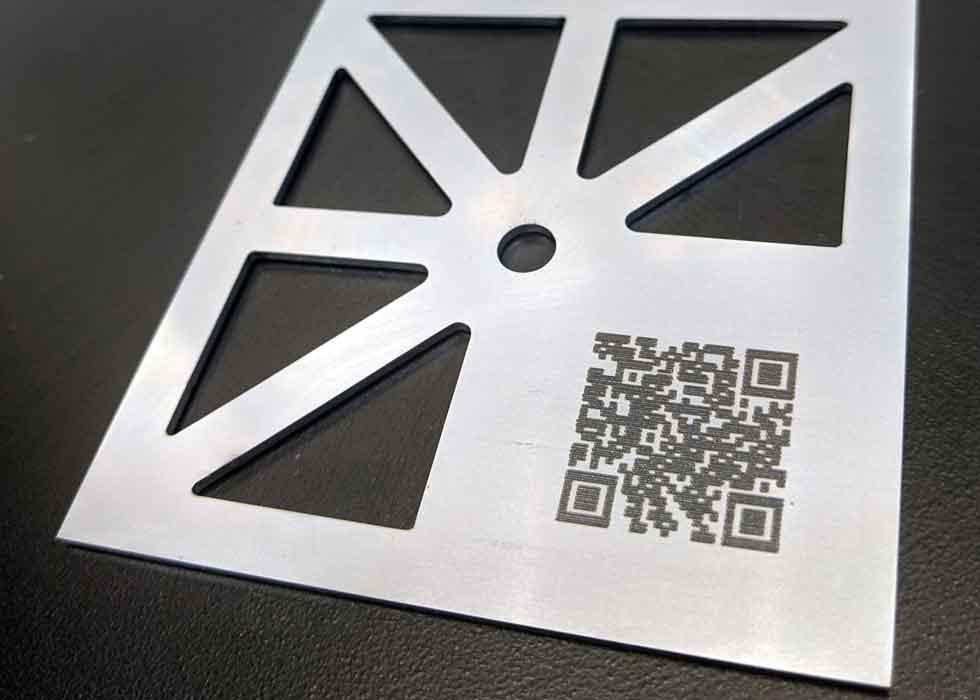 Mã QR trên phần cắt laser