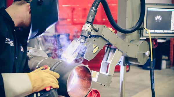 Một nhà điều hành và một cobot hàn ống