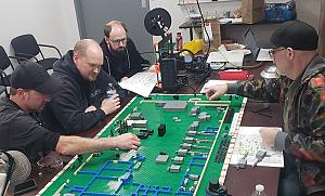 Un equipo planea el arreglo de un taller.