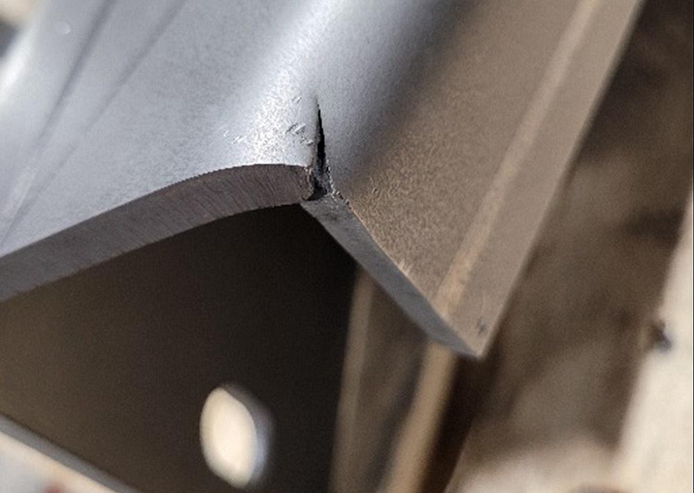 Picture of cracked metal part 