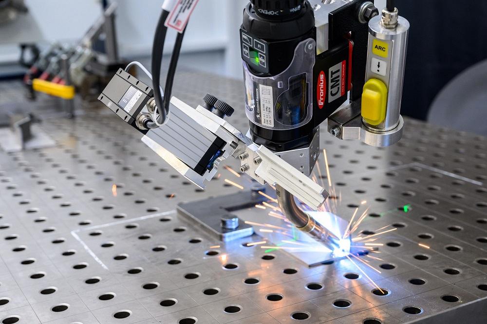 Self-programming robot sets its own weld path