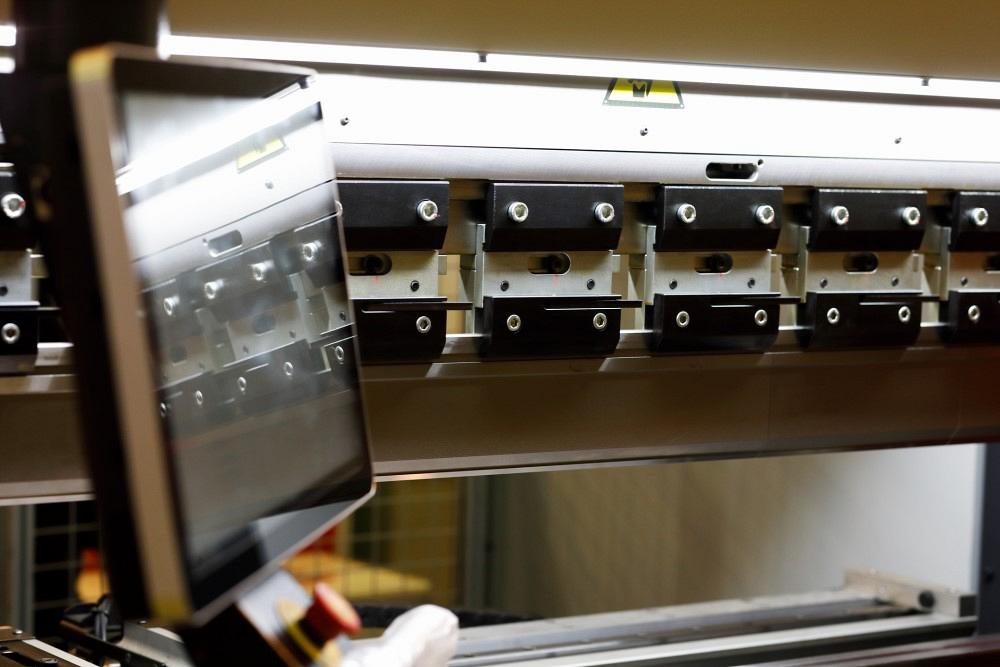 Bấm phanh máy uốn kim loại