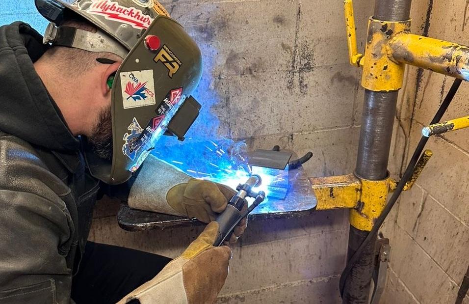 A welder using acoustic sensing and AI to analyze semiautomatic MIG welding sound