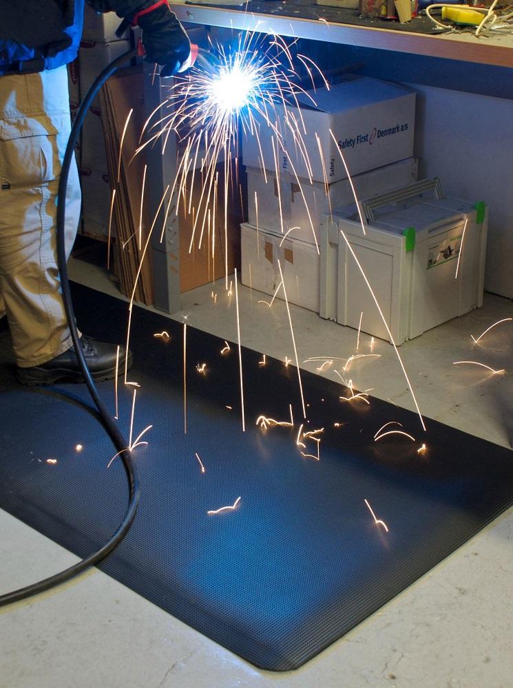 Weld-Diamond mat from First Mats prevents welder fatigue, withstands ...