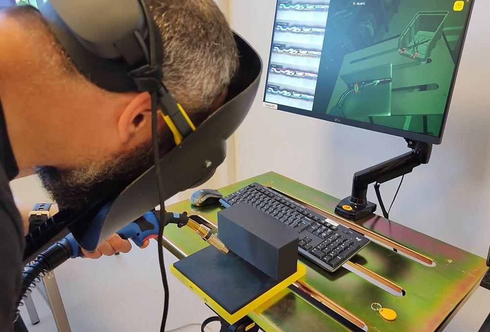 Welding simulator teaches new welders with virtual reality